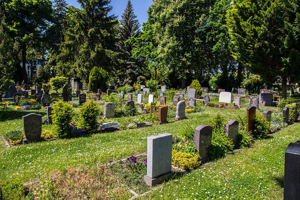 Connewitz - Friedhof Connewitz | Entdecke über 20 Kategorien Leipzig-Motive: Foto-Downloads, hochwertige Poster, Leinwand- & Fine-Art-Prints. Jetzt Lieblingsfoto im Bildlexikon Leipzig Shop bestellen!