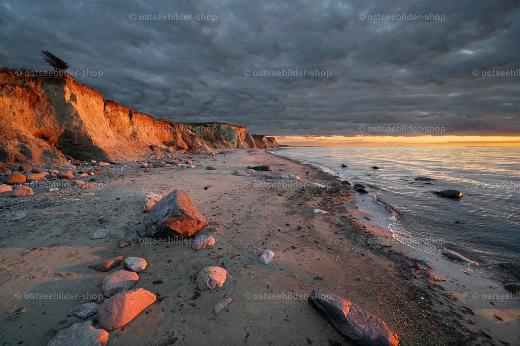 Steilküste in leuchtendem Abendrot | Ein wolkenfreier Streifen am Horizont und ein kurzer Moment für die Abendsonne, um das Steilufer glutrot einzufärben.