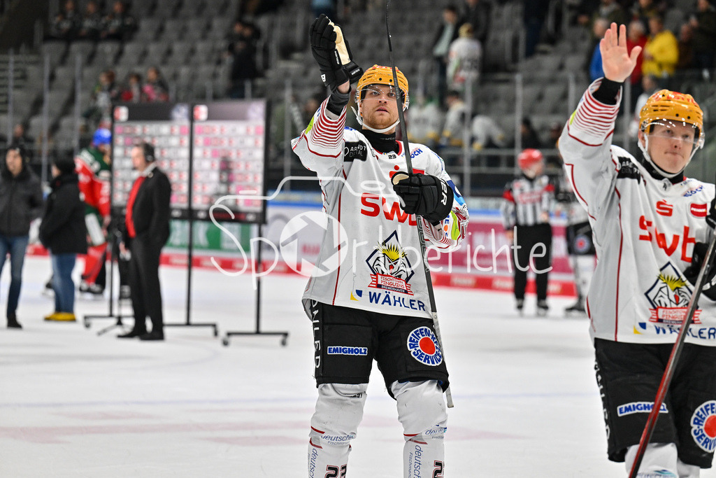 Augsburger Panther - Fischtown Pinguins | Die Spieler aus Bremerhaven bedanken sich bei den mitgereisten Fans / DEL: Augsburger Panther - Fischtown Pinguins, Curt Frenzel Stadion am 08.01.2025 / Max GOETZ (Fischtown Pinguins 23)