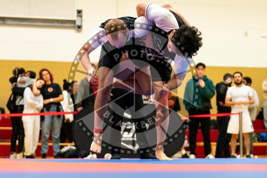 20231118PBB13934 | Fighters compete during the AJP Tour 600 Frankfurt Championship in Frankfurt/Main, Germany, on November 18, 2023.