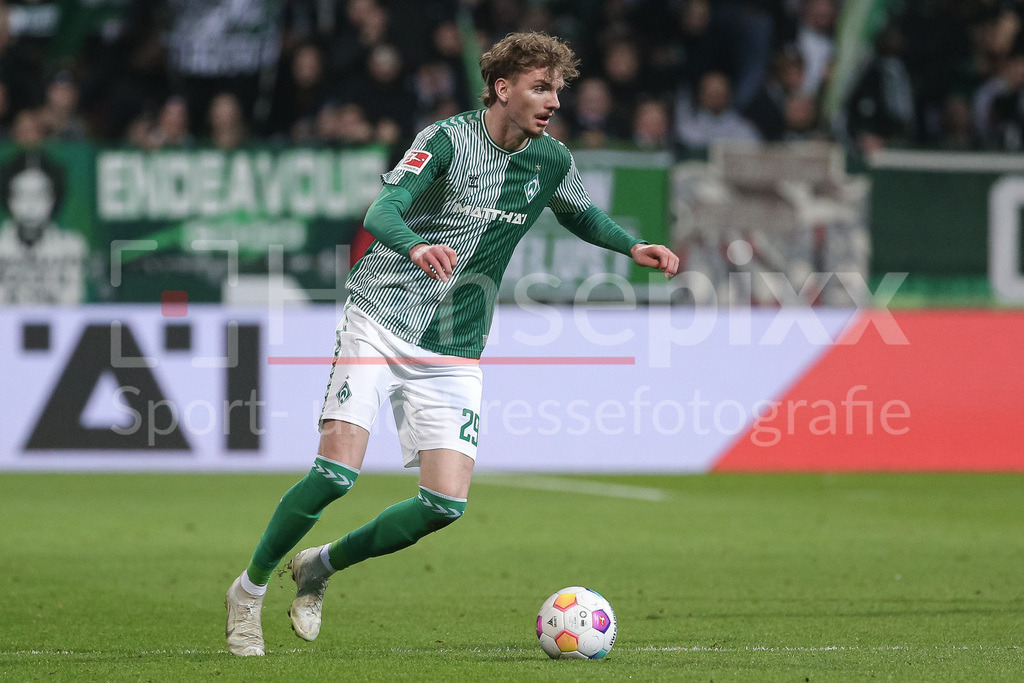 Fussball, Bundesliga, SV Werder Bremen - SC Freiburg | v.li.: Nick Woltemade (SV Werder Bremen, 29) am Ball, Freisteller, Einzelbild, Ganzkörper, Aktion, Action, Spielszene, DIE DFL-RICHTLINIEN UNTERSAGEN JEGLICHE NUTZUNG VON FOTOS ALS SEQUENZBILDER UND/ODER VIDEOÄHNLICHE FOTOSTRECKEN. DFL REGULATIONS PROHIBIT ANY USE OF PHOTOGRAPHS AS IMAGE SEQUENCES AND/OR QUASI-VIDEO.
