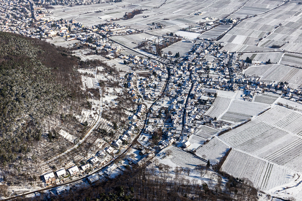 Luftbild: Winterluftbild im Schnee im Ortsteil Hambach an der Weinstraße in Neustadt im Bundesland Rheinland-Pfalz in Deutschland. Foto: IMG_124592.jpg vom 11.02.2021 durch Werner Riehm/FLY-FOTO.de