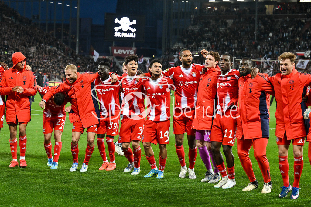 FC St. Pauli - FC Bayern München | ST. PAULI, DEUTSCHLAND - 11. APRIL: die Spieler der Bayern feiern zusammen mit Fans den Auswärssieg in Hamburg nach dem Bundesligamatch zwischen dem FC St. Pauli und dem FC Bayern München am 29. Spieltag im Millerntor Stadion / DFL REGULATIONS PROHIBIT ANY USE OF PHOTOGRAPHS AS IMAGE SEQUENCES AND/OR QUASI-VIDEO