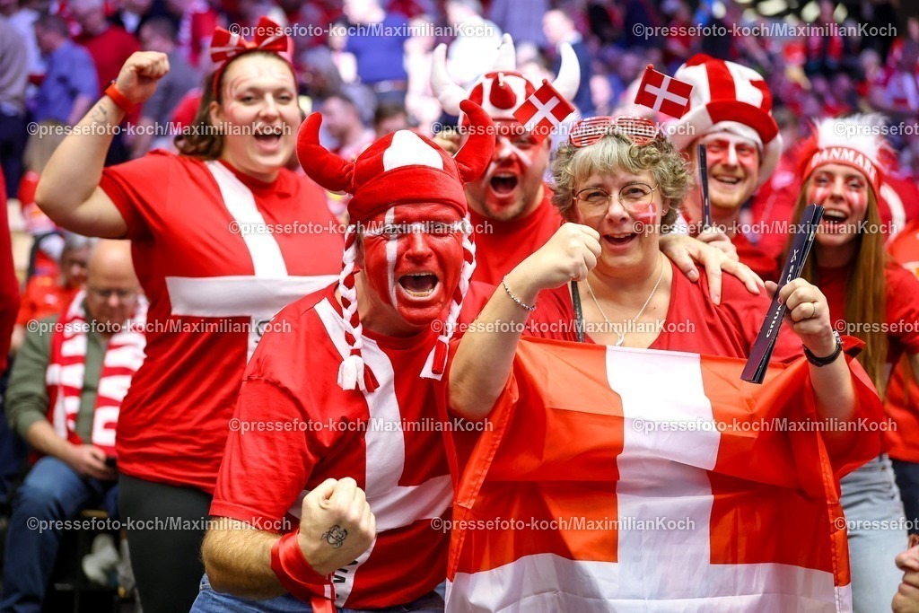 EHF24012602041 | 24.01.2026, Handball, Men's EHF EURO 2026, Dänemark -Spanien, Jyske Bank Boxen in Herning, Dänemark, Main Round: Dänsiche Fans haben gute Laune und machen Stimmung in der Halle