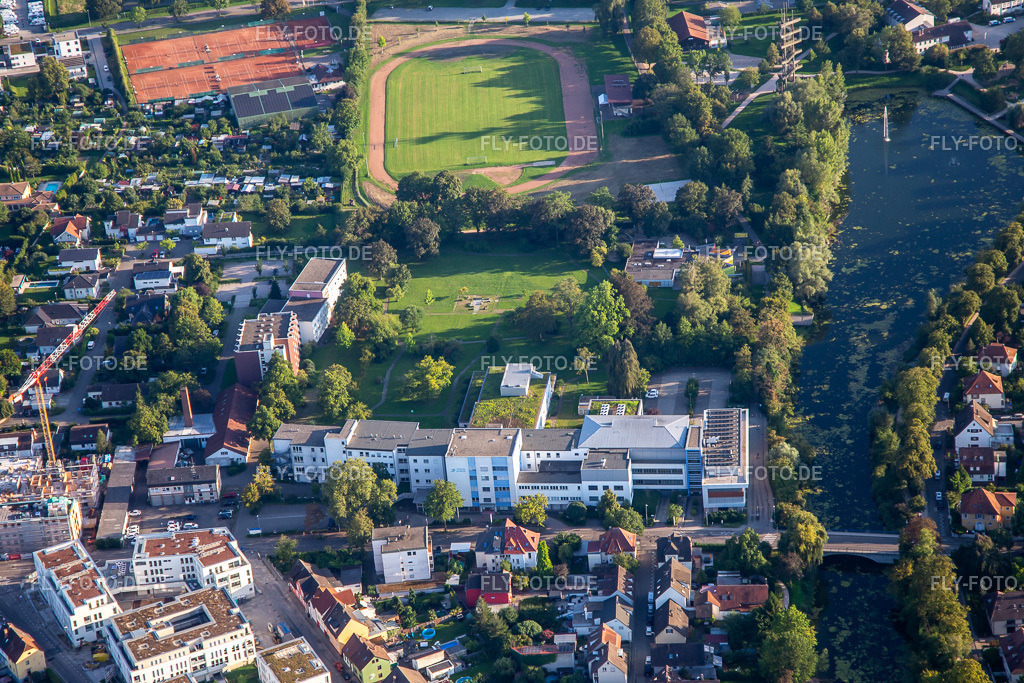Ortenau Klinikum Offenburg-Kehl und Kehler Fußballverein 07 e.V.  http://offenburg-kehl.ortenau-klinikum.de/ http://www.kehlerfv.de/ | Luftbild: Ortenau Klinikum Offenburg-Kehl und Kehler Fußballverein 07 e.V.  http://offenburg-kehl.ortenau-klinikum.de/ http://www.kehlerfv.de/ in Kehl im Bundesland Baden-Württemberg in Deutschland. Foto: IMG_137820.jpg vom 18.08.2023 durch ©2025 Werner Riehm fly-foto.de/copyright - Realisiert mit Pictrs.com
