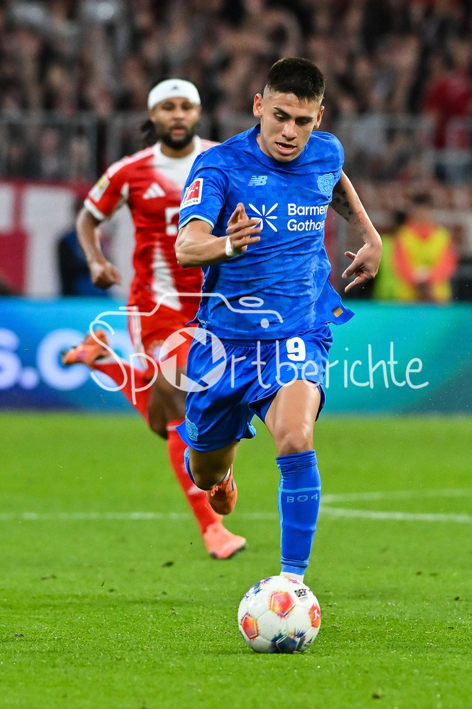 FC Bayern München - Bayer 04 Leverkusen | MÜNCHEN, DEUTSCHLAND - 1. NOVEMBER: am Ball Claudio ECHEVERRI (Bayer Leverkusen 9) / Einzelfoto / Freisteller während dem Bundesligamatch zwischen dem FC Bayern München und Bayer 04 Leverkusen am 9. Spieltag in der Allianz Arena am 1. November 2025 in München, Germany / DFL REGULATIONS PROHIBIT ANY USE OF PHOTOGRAPHS AS IMAGE SEQUENCES AND/OR QUASI-VIDEO
