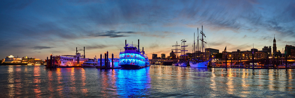 abendpanorama im hamburger hafen bild auf leinwand acrylglas poster | Kaufen Sie Hamburg Bilder und Hamburg Fotos auf Leinwand, Acrylglas, Alu-Dibond, oder als Poster in Hamburgs großer Onlinegalerie. Elbphilharmonie Bilder, Hamburger Hafen, Speicherstadt, Alster und viel mehr.