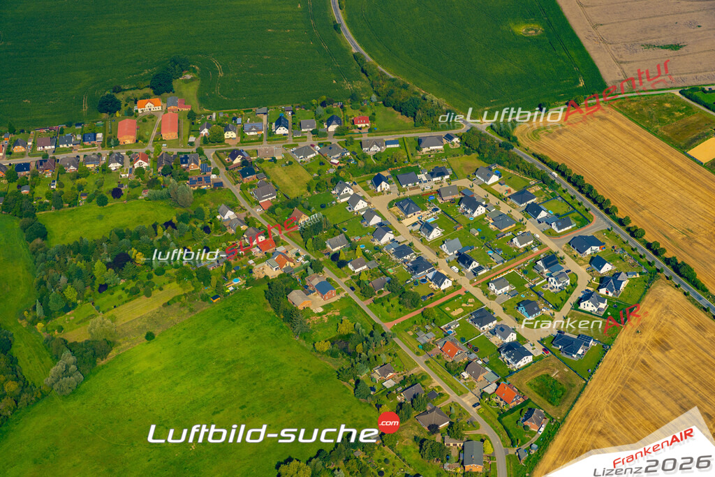 Klassische Luftaufnahme ohne Drohne zeigt:Heiligenhagen Heubirnenweg bei Satow - Die Luftbildaufnahme wurde 2025 vom UL-Flugzeug heraus erstellt ( keine Drohnenaufnahme ) - Hochauflösende Luftaufnahme -Nicht vergleichbar mit Google Maps oder Satelittenbilder- Die Geschenkidee !Mit Lizenz und Bildrechte bestellbar