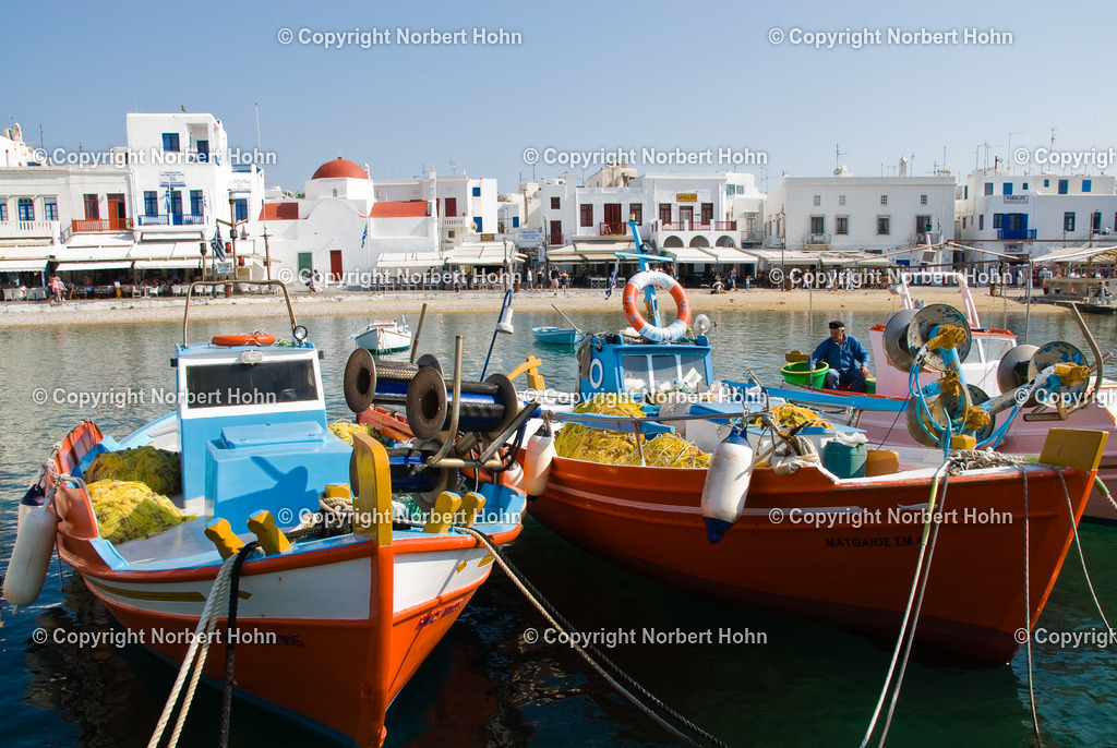 Reisefotografie - Griechenland - Mykonos | Fischerkaikis im Hafen der Kykladeninsel Mykonos. - Realisiert mit Pictrs.com