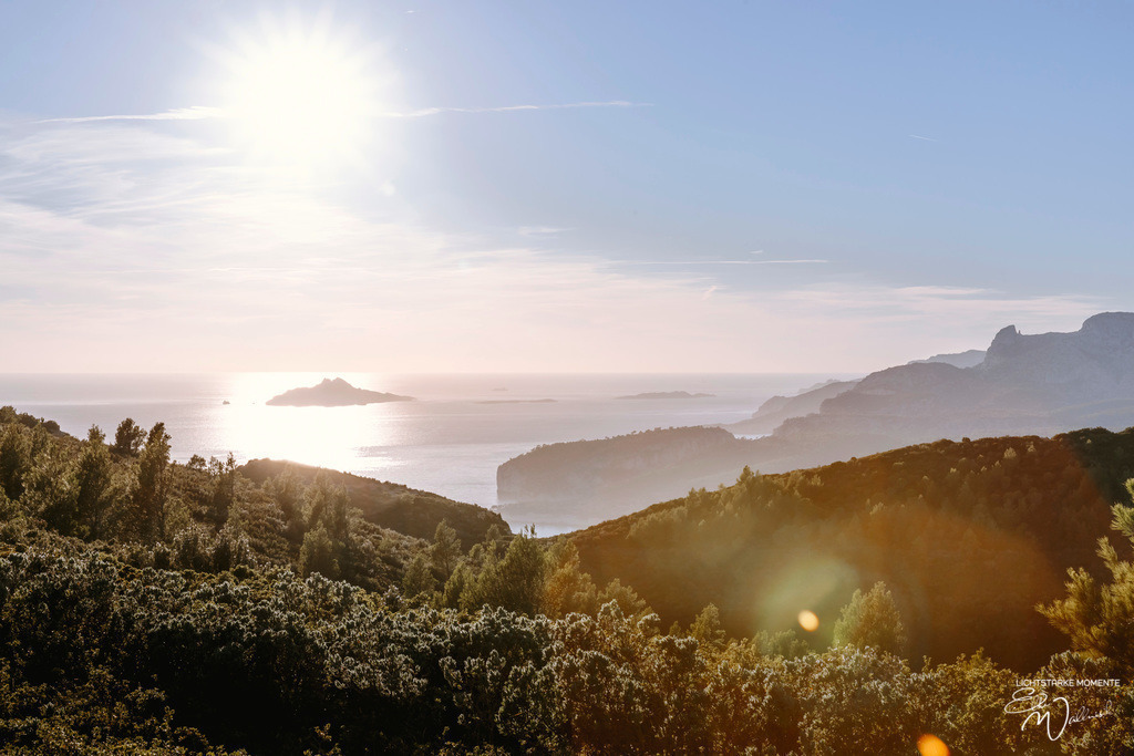 D141 Corniche ou Route des Crêtes, les calanques | Herzlich willkommen auf meiner Seite! Ich bin Elke Wallnisch, Deine Fotografin für lichtstarke Momente. Der Name steht für alles, was mich mit der Fotografie verbindet: Das Licht und seine machtvolle Wirkung auf eine Situation oder unsere Stimmung - Realisiert mit Pictrs.com