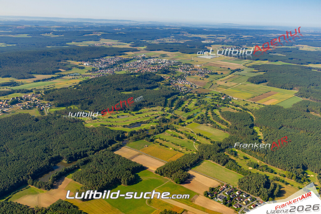 Das Luftbild zeigt : Golfplatz Abenberg - Die Luftaufnahme wurde 2024 vom UL-Flugzeug aus erstellt ( keine Drohne ) - Hochauflösende Luftaufnahme - Für grossformatige Ausdrucke geeignet. Die Geschenkidee !Mit Lizenz und Bildrechte bestellbar