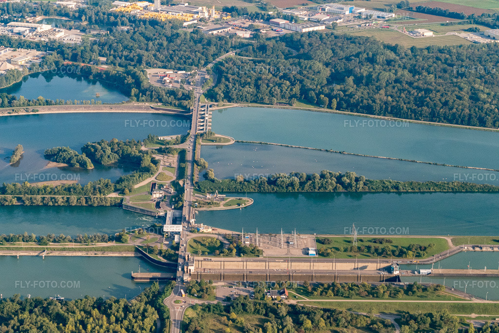 Aerial view: Lock near Freistett in Gambsheim in the state Bas-Rhin, France. – Photo: P1000984.jpg taken on 09/15/2014 by Werner Riehm/FLY-FOTO.com – Resolution of the original: 5472 x 3648 px