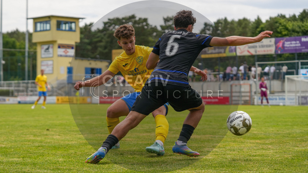 Fußball, Herren, Saison 2025/2026, 3. Luckenwalder Turmpokal, Werner-Seelenbinder-Stadion Luckenwalde, Spiel: FSV 63 Luckenwalde vs. Hertha BSC U19,  | Fußball, Herren, Saison 2025/2026, 3. Luckenwalder Turmpokal, Werner-Seelenbinder-Stadion Luckenwalde, Spiel: FSV 63 Luckenwalde vs. Hertha BSC U19,  Im Bild: Tim Meyer (l. Luckenwalde) und Mihail Karbuzoglu (r. Hertha BSC U19) - Realisiert mit Pictrs.com