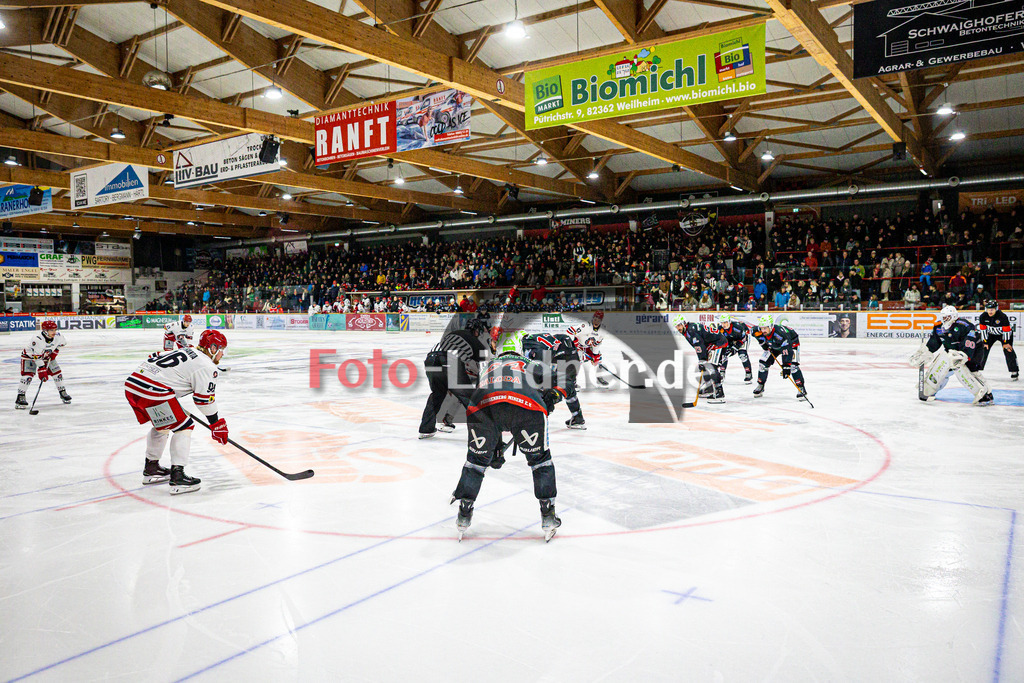 Peißenberg MINERS gegen EHC Klostersee | Eishockey Bayernliga 2025/26 Vorrunde 12. Spieltag, Peißenberg MINERS gegen EHC Klostersee, 20251116,Zuscher im Hintergrund, volles Stadion, Bully,2025-11-16 in Peißenberg (flatbuy Arena Peißenberg), Copyright: WolfgangxLindner www.foto-lindner.de