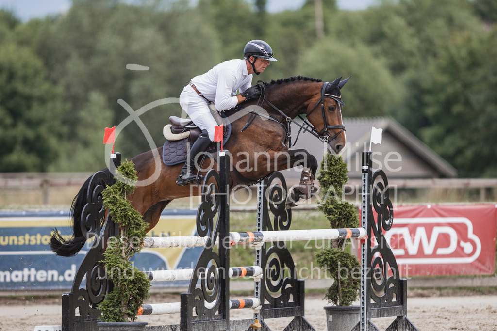 240627_LüPfSpTa_SprPf-L-122 | Deine schönsten Turniermomente als professionelle Fotos! Entdecke hochwertige Pferdesport-Fotografie im Online-Shop. Jetzt Fotos finden & bestellen!