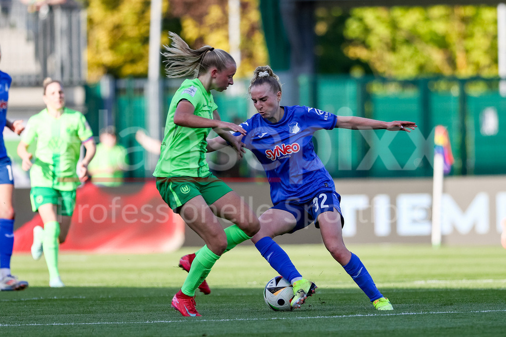 Fussball, Google Pixel Frauen-Bundesliga, VfL Wolfsburg - TSG 1899 Hoffenheim | v.li.: Ella Peddemors (VfL Wolfsburg, 5) und Vanessa Diehm (TSG 1899 Hoffenheim, 32) im Zweikampf, Duell, Dynamik, Aktion, Action, Spielszene, DIE DFB-RICHTLINIEN UNTERSAGEN JEGLICHE NUTZUNG VON FOTOS ALS SEQUENZBILDER UND/ODER VIDEOÄHNLICHE FOTOSTRECKEN. DFB REGULATIONS PROHIBIT ANY USE OF PHOTOGRAPHS AS IMAGE SEQUENCES AND/OR QUASI-VIDEO.