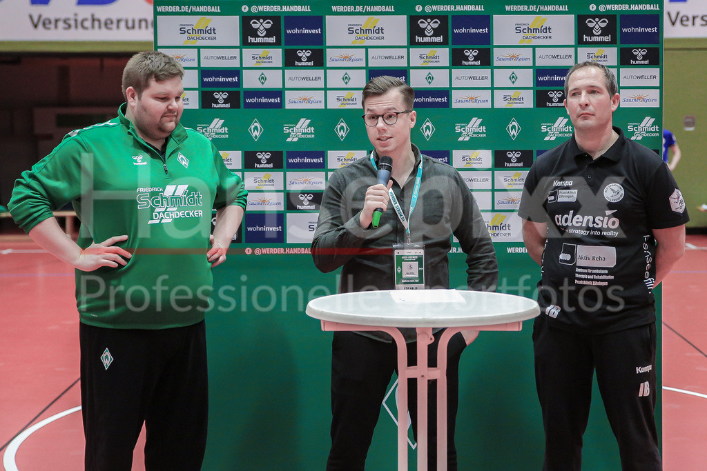 Handball, 2. Bundesliga Frauen, SV Werder Bremen - HSG Freiburg | v.li.: Timm Dietrich (Trainer, Cheftrainer, SV Werder Bremen), Ralph Reeschke (Hallensprecher, Moderator, SV Werder Bremen) und Igor Bojic (Trainer, HSG Freiburg) während der Pressekonferenz nach dem Spiel