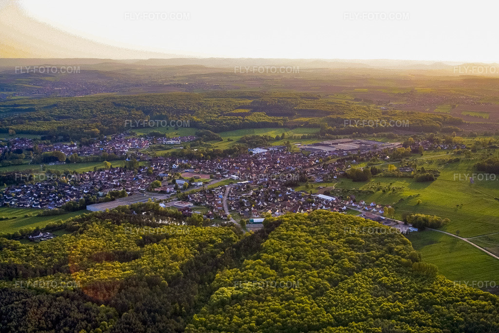 Aerial view: View of the town from the northeast in Mertzwiller in the state Bas-Rhin, France. – Photo: IMG_10693.jpg taken on 05/04/2008 by Werner Riehm/FLY-FOTO.com – Resolution of the original: 3454 x 2304 px