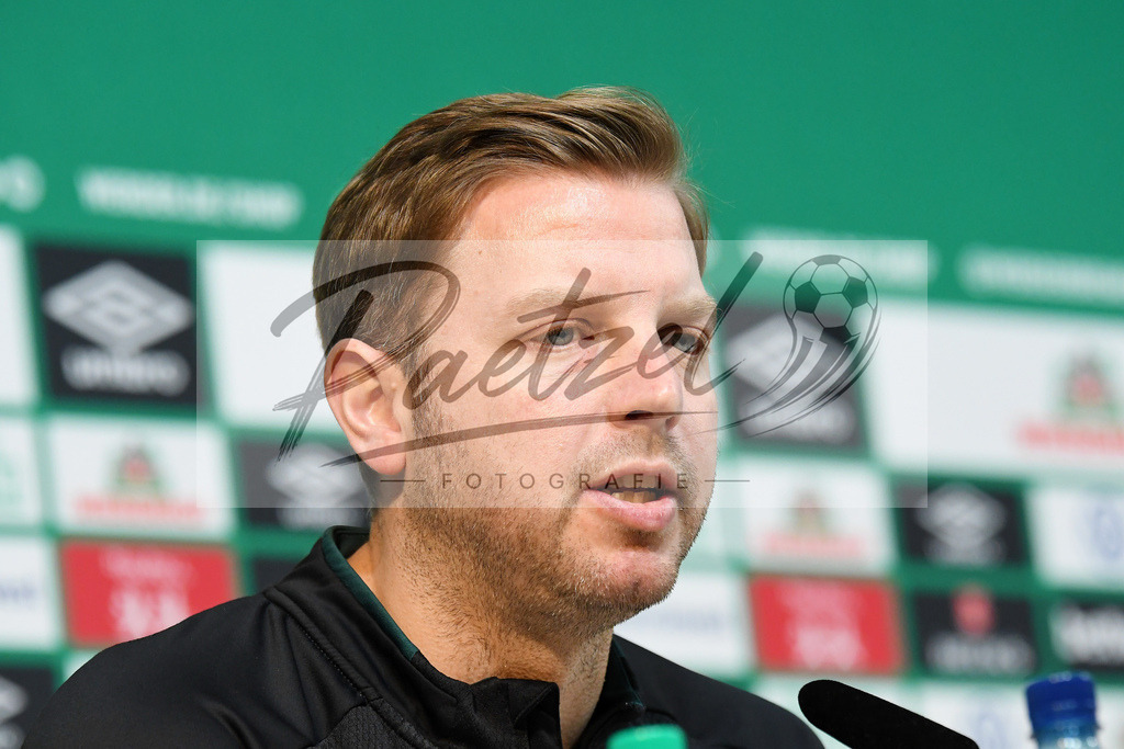 20200303_PKWBRE_0009 | Fussball, Herren: Trainer Florian Kohfeldt (SV Werder Bremen) schaut waehrend der Pressekonferenz des SV Werder Bremen im Presseraum des wohninvest Weserstadion am 03.03.2020 in Bremen, Deutschland. - Realisiert mit Pictrs.com