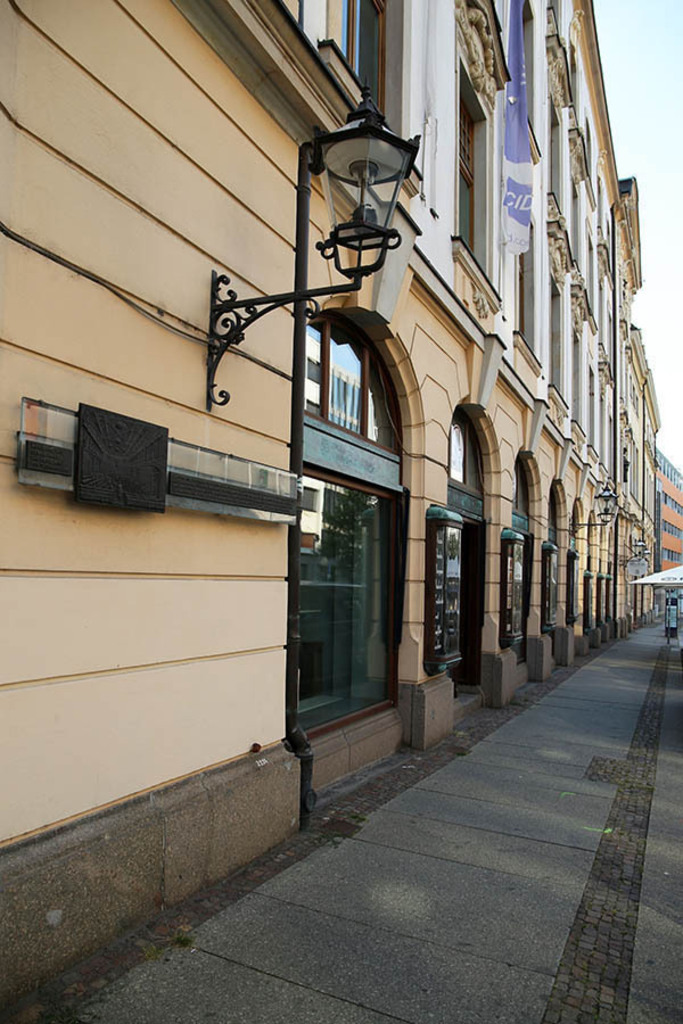 Foto: Leipzig - Gedenktafel Standort Altes Gewandhaus | Das Team hinter BILDLEXIKON LEIPZIG bündelt historische wie aktuelle Informationen über die Stadt Leipzig in Text und Bild auf einer Plattform und stellt diese der interessierten Öffentlichkeit zur Verfügung.