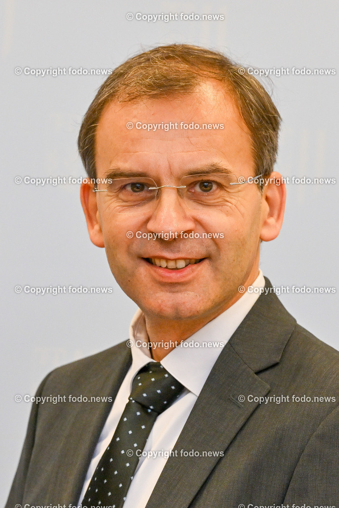 Pressekonferenz mit LH-StvIn Christine Haberlander (VP)_ Zukunft gestalten. Lehrer-in werden_ 15.11.2023-4 | 15.11.2023, Presseclub Linz, AUT, Pressekonferenz mit LH-StvIn Christine Haberlander (VP), Zukunft gestalten. Lehrer/in werden. Wir werben um Dich, Kampagnen-Praesentation des Landes Oberoesterreich und der Bildungsdirektion im Bild Walter Vogl (Rektor der Paedagogischen Hochschule Ooe)
