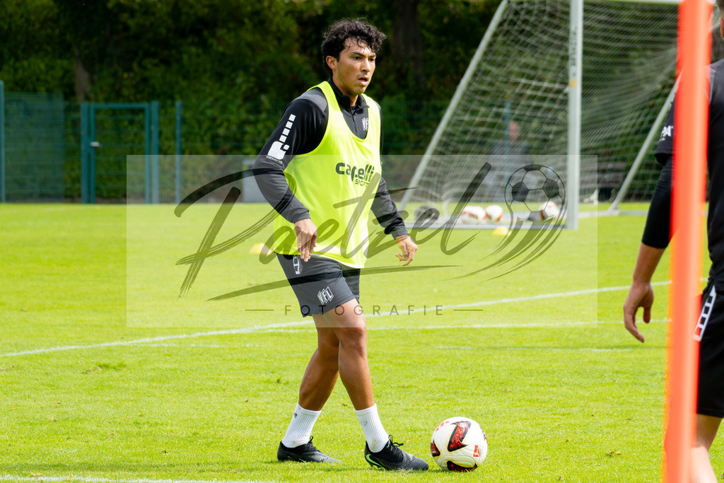20260909_TRAOSN_0422 | Fußball, Herren: Jonathan Gomez (VfL Osnabrück) in Aktion, am Ball, Einzelaktion beim Training des VfL Osnabrück am 09.09.2026 im Sportpark Illoshöhe in Osnabrück, Deutschland.(Foto von Nico Paetzel) - Realisiert mit Pictrs.com