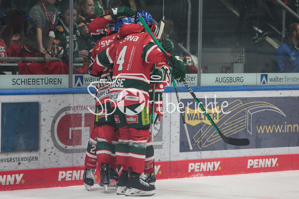 Augsburger Panther - Grizzlys Wolfsburg | Die Panther jubeln nach dem Auslgeich von Christian HANKE (AEV #25)