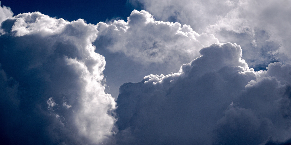 Gewitterwolken | Schöne Fotografien aus der Stadt und der Natur zum bestellen oder selber hochladen. Druck auf Foto, Postkarte, Kalender, FineArt Hahnemühle, Alu-Dibond , Akustikbilder zur Absorption von Schall und Lärm etc. - Realisiert mit Pictrs.com