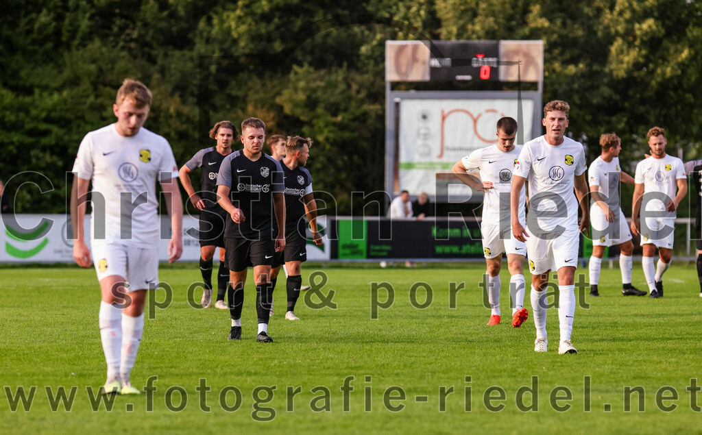 2023-08-08_135_FC_Moosinning_gegen_FC_Langengeisling | Moosinning, Deutschland, 08.08.2023:
Fußball, Bezirksliga Oberbayern Ost 2023 / 2024, 3. Spieltag, FC Moosinning gegen FC Langengeisling, Endergebnis: 0:4

David Riederle (FC Langengeisling, #21), Fabian Ulitzka (FC Moosinning, #23), Maximilian Maier (FC Langengeisling, #10)

Foto: Christian Riedel / fotografie-riedel.net