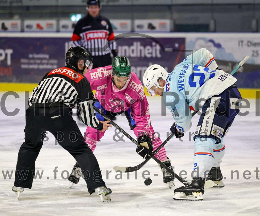 2025-10-05_091_TSV_Erding_gegen_Heilbronner_Falken | Erding, Deutschland, 05.10.2025:Eishockey, Oberliga Süd 2025 / 2026, 6. Spieltag, TSV Erding gegen Heilbronner Falken, Endergebnis: 3:1Maximilian Forster (Erding Gladiators, #81), Thore Weyrauch (Heilbronner Falken, #22)Foto: Christian Riedel / fotografie-riedel.net