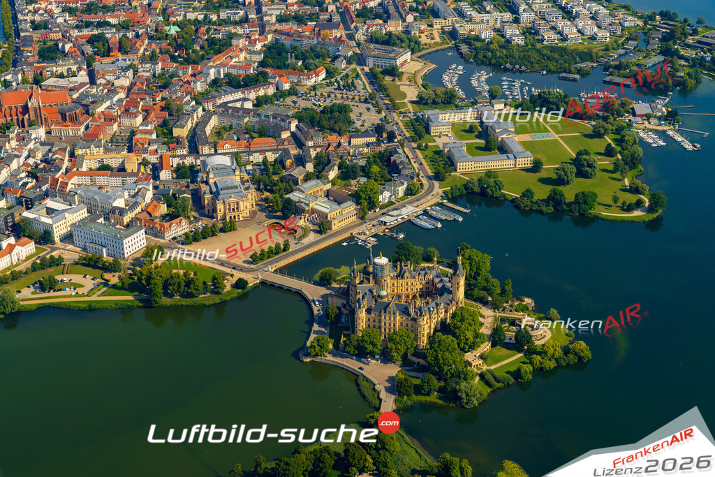 Schrägluftbild  Schelfstadt  Schwerin - Das Luftbild wurde 2025 vom UL-Flugzeug heraus erstellt (ohne Drohne- keine Drohnenaufnahme ) - Hochauflösende Luftaufnahme -Nicht vergleichbar mit Google Maps oder Satelittenbilder- Die Geschenkidee !Mit Lizenz und Bildrechte bestellbar
