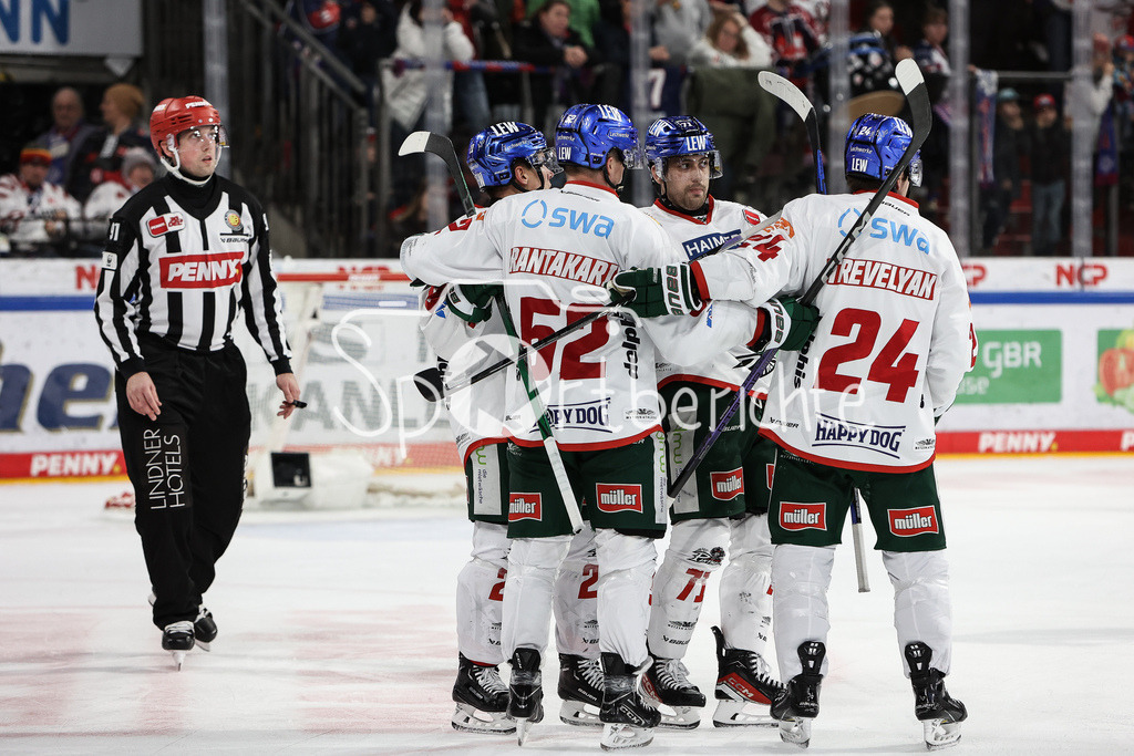 Nürnberg Ice Tigers - Augsburger Panther | jubel nach dem Treffer zum 0-1 durch Jere KARIJALAINEN (AEV #21) / Freude / Happy / Tor / Torschuezte
