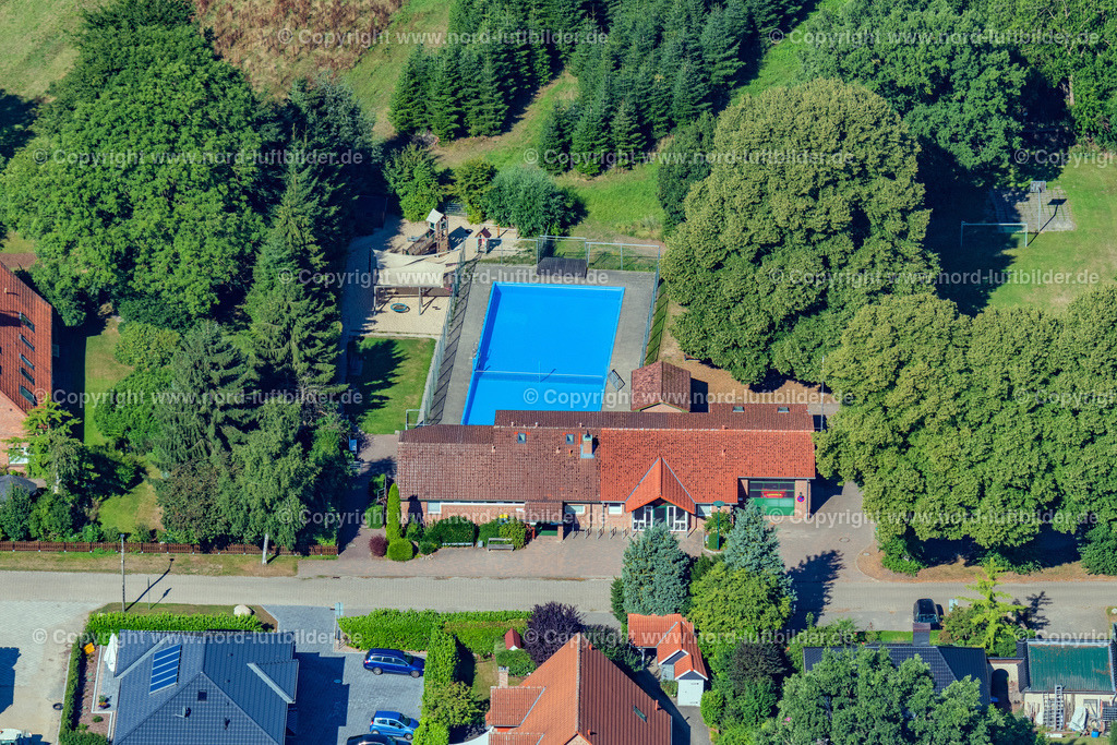 Ruschwedel_Kindergarten_und_Schwimmbad_ELS_6863110822 | HARSEFELD 11.08.2022 Gebäude der KITA Kindertagesstätte - Kindergarten " Räuberbande " in Harsefeld Ruschwedelmit angrenzendem Freibad im Bundesland Niedersachsen, Deutschland. // Building of the KITA day-care center - kindergarten "Raeubergange" in Harsefeld Ruschwedel with adjacent outdoor pool in the state Lower Saxony, Germany. Foto: Martin Elsen