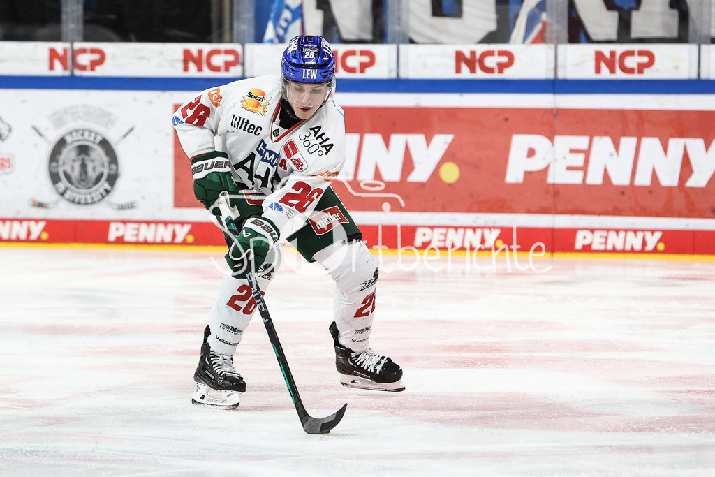 Nürnberg Ice Tigers - Augsburger Panther | am Puck Samuel SORAMIES (AEV #26) / Freisteller / Einzelfoto