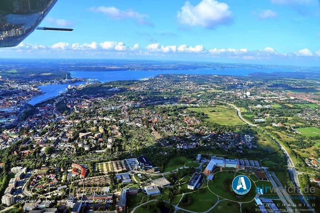 Luftbild, Flensburg, Sandberg, Europa Universitaet Flensburg, Flens Arena | Die Halle liegt an der Campusallee 2, 24943 Flensburg, und ist Teil des Campusgeländes der Europa-Universität Flensburg. Sie ist ein zentraler Ort für Sport, Kultur und Bildung in Flensburg und bleibt ein wichtiger Treffpunkt für Fans und Besucher aus ganz Norddeutschland.