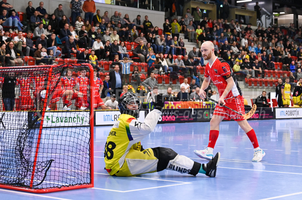 HC Rychenberg vs Floorball Köniz - 18. Dezember 2022 | HC Rychenberg vs Floorball Köniz
AXA Arena, Winterthur
Jan Zaugg (#61 Floorball Köniz) trifft gegen Luca Locher (#38 HC Rychenberg) im Penaltyschiessen.
Bild: Sportfotografie Markus Aeschimann | www.markus-aeschimann.ch - Realisiert mit Pictrs.com