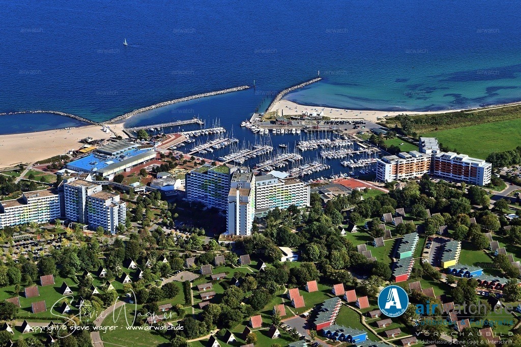 Luftbild Ostsee Resort Damp - Mit rund 7.000 Betten war Damp 2000 das größte Ferienzentrum | Mit rund 7.000 Betten war Damp 2000 das größte Ferienzentrum seiner Zeit in Schleswig-Holstein. Der Standort beschäftigte 1973 etwa 300 Mitarbeiter, heute sind es rund 1.800. Der Ferienpark wurde kontinuierlich ausgebaut und mehrfach umbenannt: in den 1980er-Jahren zu Ostseebad Damp, 2011 zu Ostsee Resort Damp.