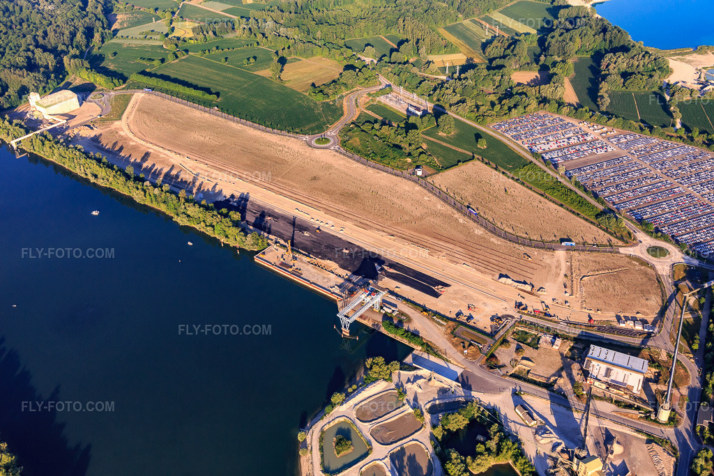Aerial view: New construction site of the Rhine port Lauterbourg Rhine Terminal from the northeast in Lauterbourg in the state Bas-Rhin, France. – Photo: IMG_100948.jpg taken on 06/17/2017 by Werner Riehm/FLY-FOTO.com – Resolution of the original: 5472 x 3648 px – Paris Terminal - La solution multimodale de référence