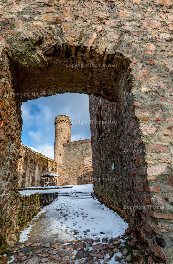 Winter-Schloss-Auerbach-Thomas_Neu_Fotografie-58 | Winterzauber auf Schloss Auerbach: Die historische Burgruine hoch über der Bergstraße zeigt sich im Schnee von ihrer beeindruckendsten Seite. Der Blick über die Rheinebene, der mächtige Wehrturm und die markante Schwarzkiefer machen das Schloss zu einem der schönsten Wintermotive im Odenwald. Entdecken Sie die faszinierende Kombination aus Geschichte, Natur und einzigartiger Winteratmosphäre., Bild: Thomas Neu