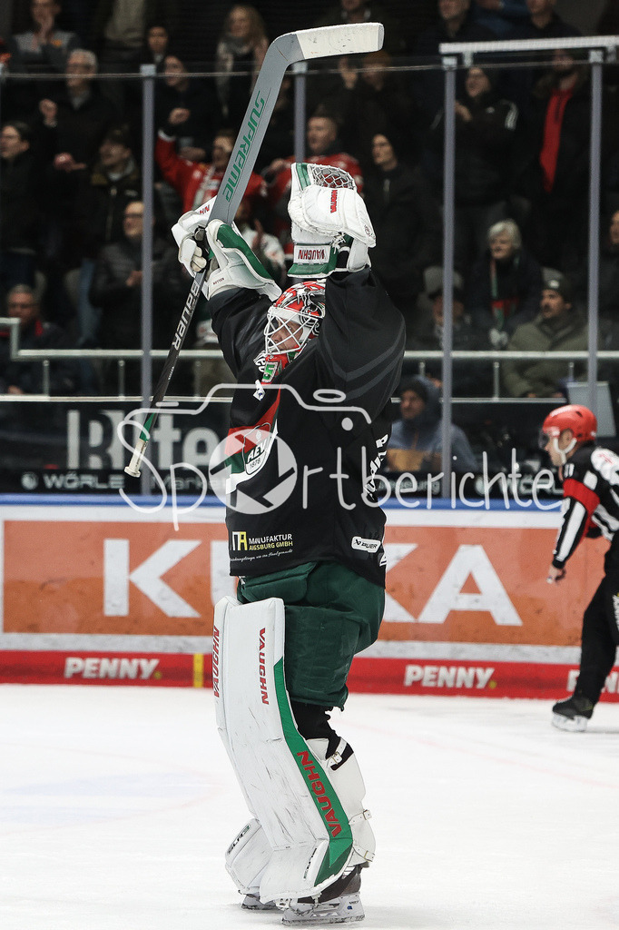 Augsburger Panther - EHC RB München | Grenzenloser Jubel der Panther nach dem Sieg gegen Muenchen / Markus KELLER (AEV #35)