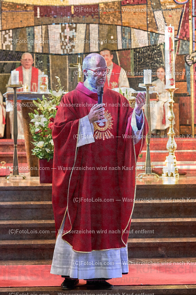 ALP0631_PfarrFirmung Wieselburg_Generalvikar Weiss_Peckerl | (C)FotoLois.com, Alois Spandl, Firmung in der Pfarrkirche Wieselburg mit Generalvikar Dr. Christoph Weiss, Dechant Pfarrer Daniel Kostrzycki und Monignore Franz Dammerer, Sa 15. Juni 2024.