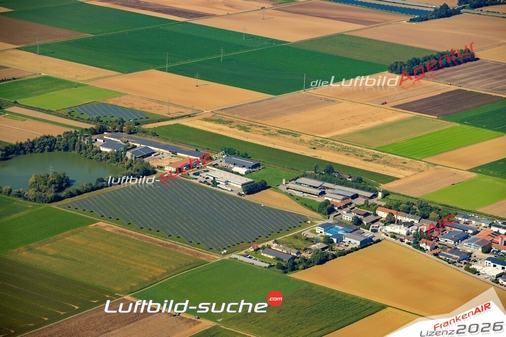 Das Luftbild zeigt : Enchendorf Plattling - Die Luftaufnahme wurde 2023 vom UL-Flugzeug aus erstellt ( keine Drohne ) - Hochauflösende Luftaufnahme - Für grossformatige Ausdrucke geeignet. Die Geschenkidee !Mit Lizenz und Bildrechte bestellbar