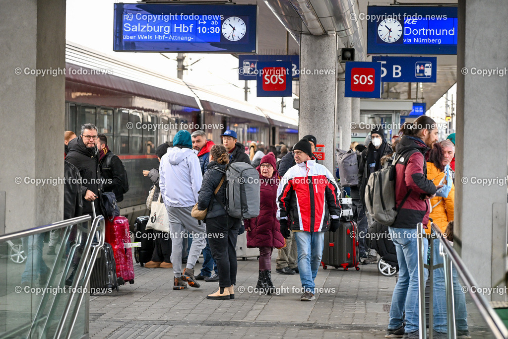 Hauptbahnhof Linz_ Bahnhofshalle_ Bahnsteig_ 26.12.2023-21 | 26.12.2023, Hauptbahnhof Linz, AUT, Bahnhofshalle und Bahnsteig, im Bild Bahnhofshalle, Bahnsteig, Zug, Fahrgaeste, Ticket, Ticketautomat, OEBB, Reisende, Gepaeck, Railjet, Westbahn, ICE, DB, Schild, Anzeigetafel, Linz