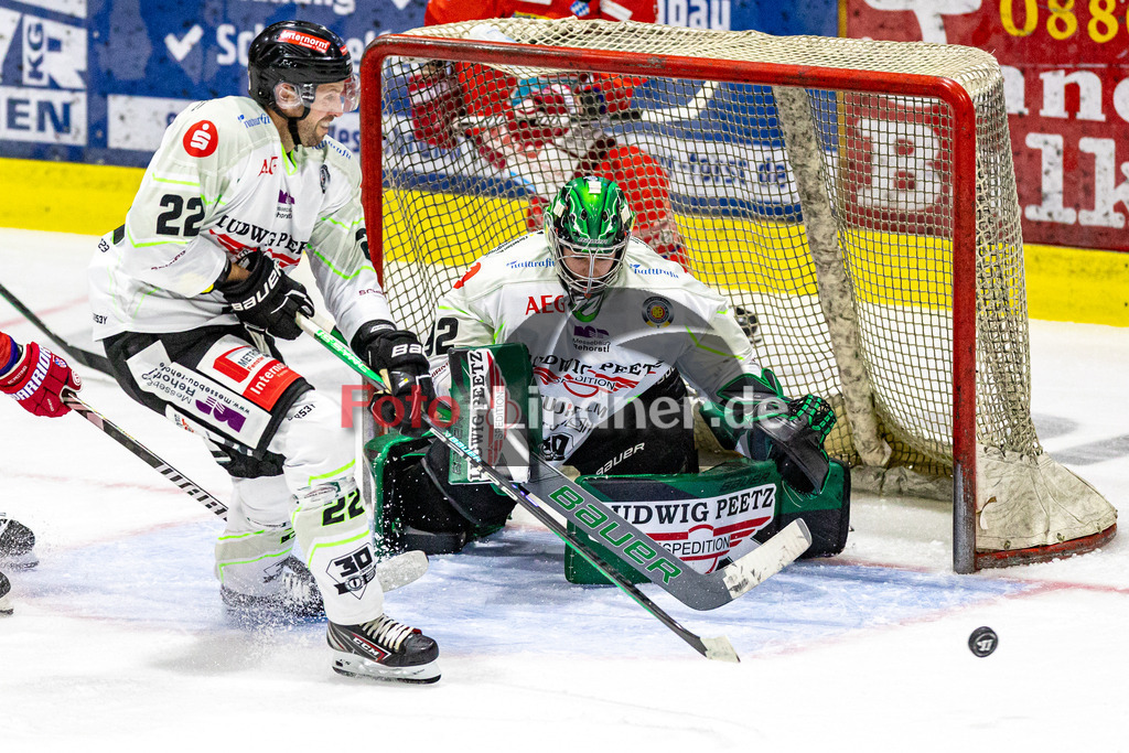 EC Peiting vs Höchstadter EC Alligators | Eishockey Oberliga Süd 2023/2024, EC Peiting vs Höchstadter EC Alligators
Viel los vor dem Tor von Nico ZIMMERMANN (HEC Goali 92), Martin HEINISCH (HEC 22) verteidigt.,
2023-10-01 in Peiting (Eisstadion)
22 Martin HEINISCH (HEC 22), 92 Nico ZIMMERMANN (HEC Goali 92)
Copyright: FotoLindner