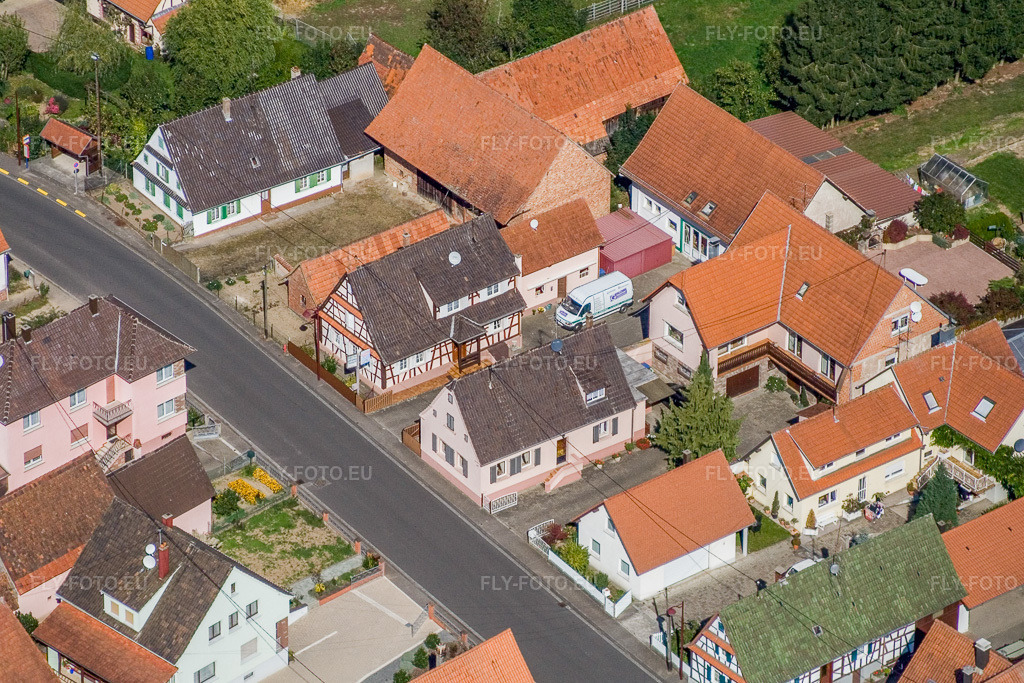 Vue aérienne: Rue Principale depuis le sud à Schleithal dans le département Bas Rhin, France.Photo: IMG_13584.jpg prise le 28/09/2008 par Werner Riehm/FLY-FOTO.euRésolution de l'original: 3161 x 2107 px