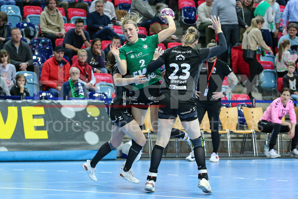 Handball, Bundesliga Frauen, VfL Oldenburg - HSG Bad Wildungen Vipers | v.li.: Lisa Borutta (VfL Oldenburg, 2) beim Wurf, am Ball, Spielszene, Aktion, Action, n23