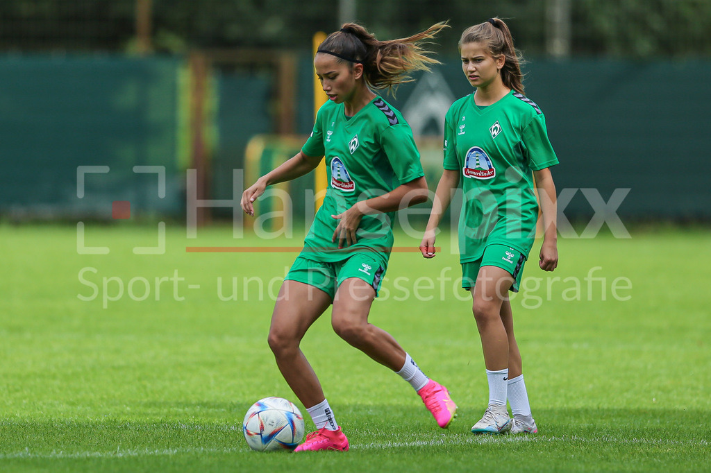 Fussball, Google Pixel Frauen-Bundesliga, Training SV Werder Bremen | v.li.: Amira Dahl (SV Werder Bremen, 17) am Ball, Einzelbild, Ganzkörper, Aktion, Action, Melina Kunkel (SV Werder Bremen, 29)