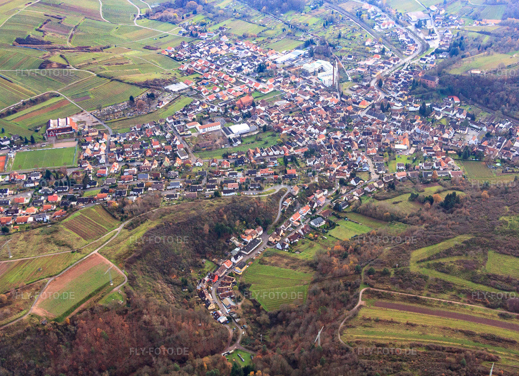 Luftbild: Ortansicht aus Norden in Albersweiler im Bundesland Rheinland-Pfalz in Deutschland. Foto: IMG_61265.jpg vom 30.11.2013 durch Werner Riehm/FLY-FOTO.de