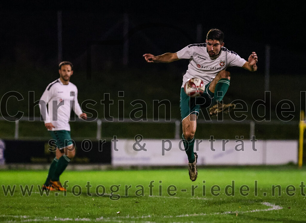 2023-11-17_054_FC_Schwaig_gegen_SpVgg_Feldmoching | Oberding, Deutschland, 17.11.2023:
Fußball, Landesliga Südost 2023 / 2024, 21. Spieltag, FC Schwaig gegen SpVgg Feldmoching, Endergebnis: 1:1

Johannes Empl (FC Schwaig, #14)

Foto: Christian Riedel / fotografie-riedel.net