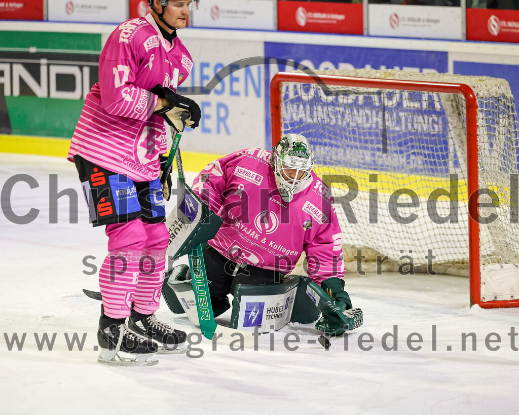 2025-10-24_057_TSV_Erding_gegen_Deggendorfer_SC | Erding, Deutschland, 24.10.2025:Eishockey, Oberliga Süd 2025 / 2026, 11. Spieltag, TSV Erding gegen Deggendorfer SC, Endergebnis: 2:4Elia Ostwald (Erding Gladiators, #17), Torwart Leon Meder (Erding Gladiators, #39)Foto: Christian Riedel / fotografie-riedel.net